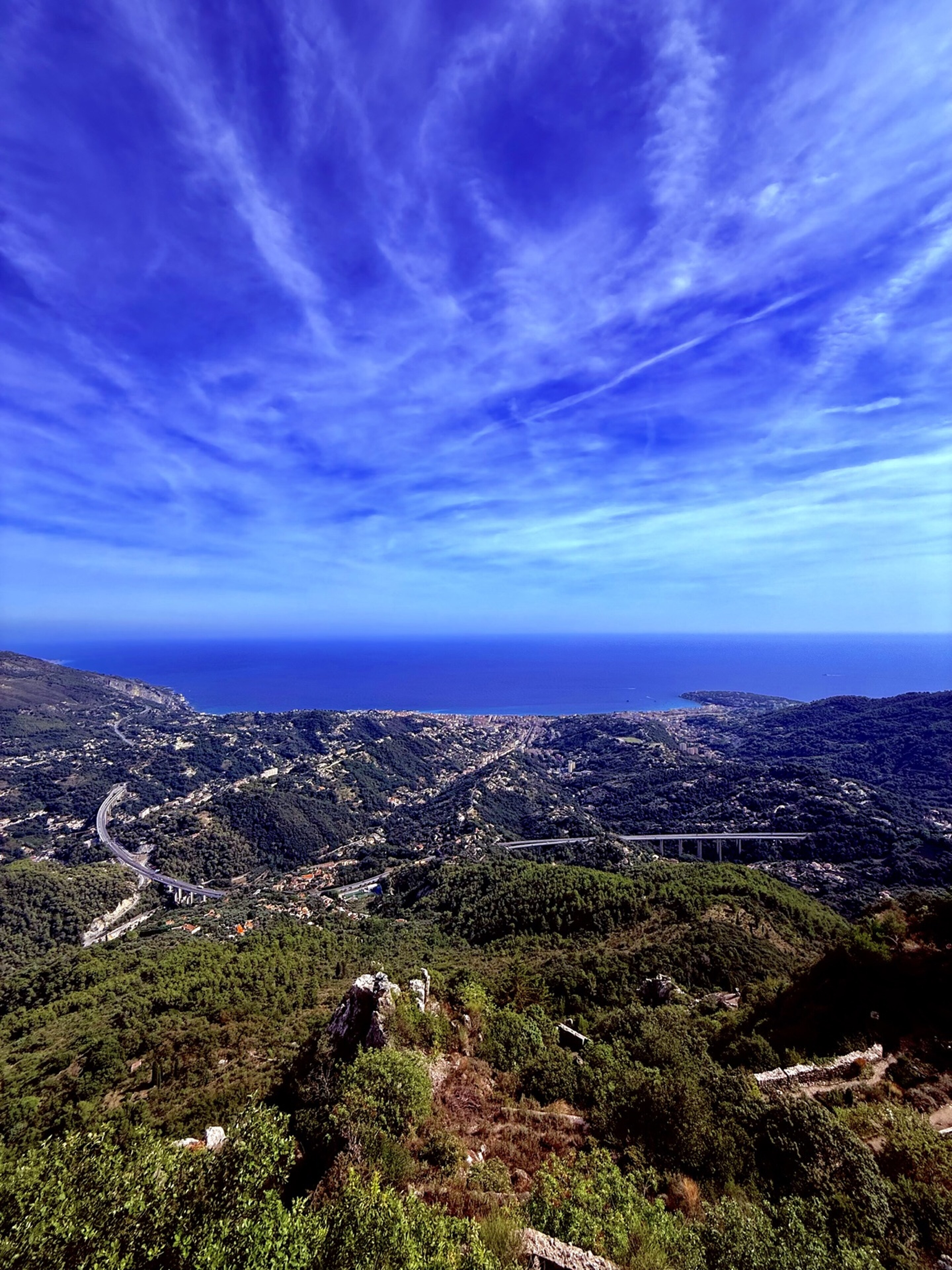 Vue panoramique depuis Sainte-Agnès jusqu’à la Méditerranée