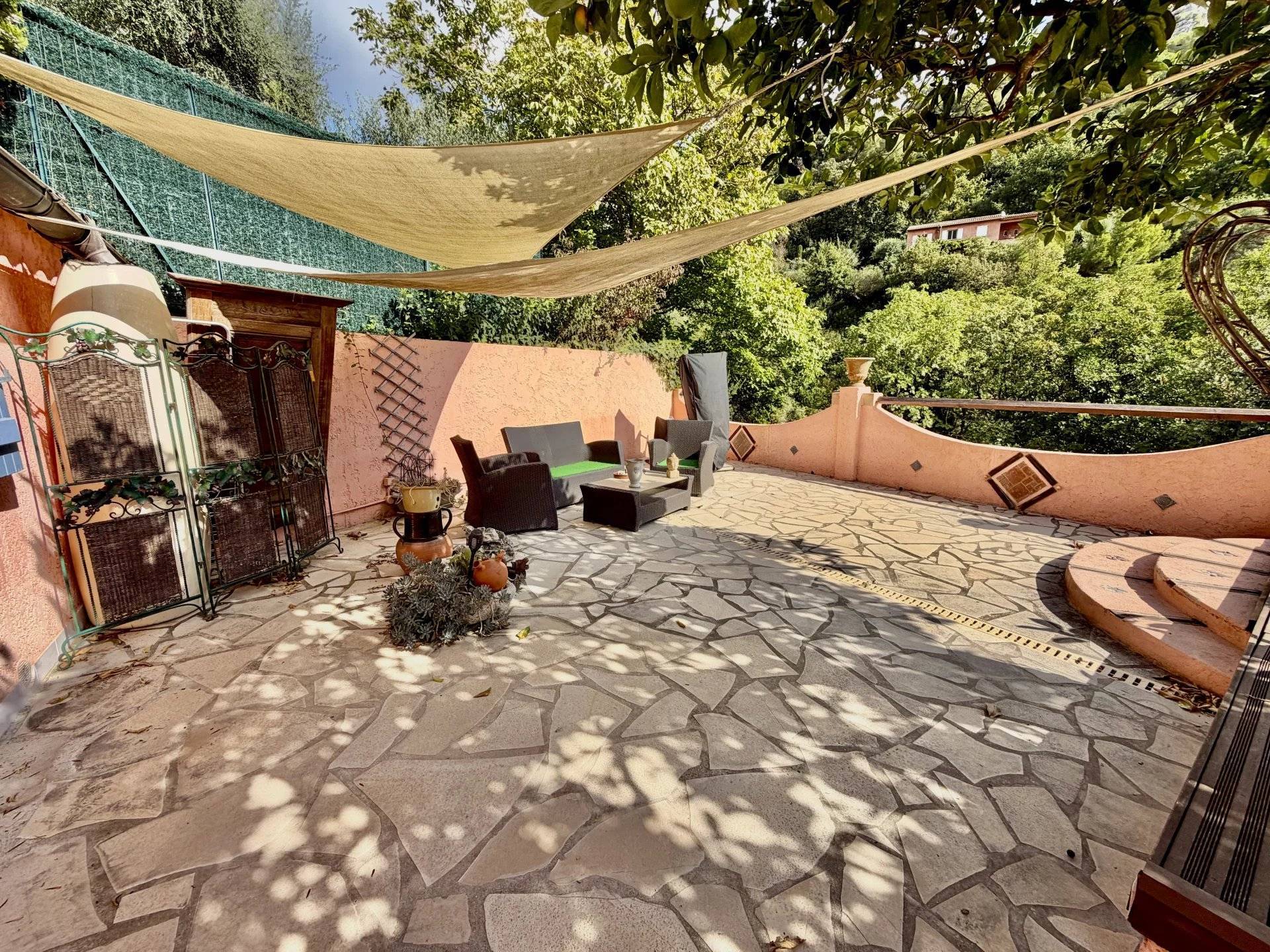 Patio extérieur d’une maison à La Turbie